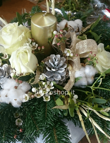Composizione natalizia bianca e oro